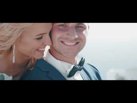 Cassandra & Allesandro hade ett fantastiskt bröllop i Grekland. Vi fick följa med detta vackra par från Stockholm när dom valde att gifta sig i sitt hemland på ett otroligt stilfullt och vackert vis.