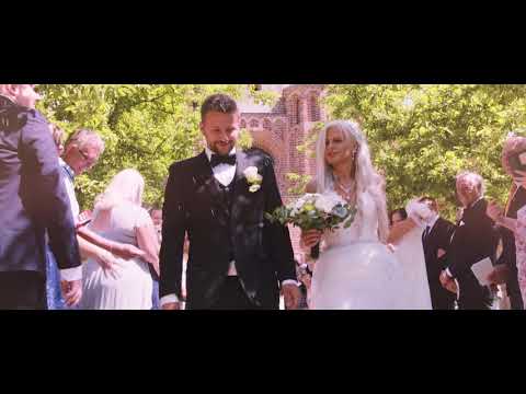 I fantastiska Tullstorp fick vi nöjet att filma ett vackert par i lantlig miljö.  Tillsammans med fantastiskt väder och glada gäster fick paret en oförglömlig bröllopsdag och en magisk solnedgång.