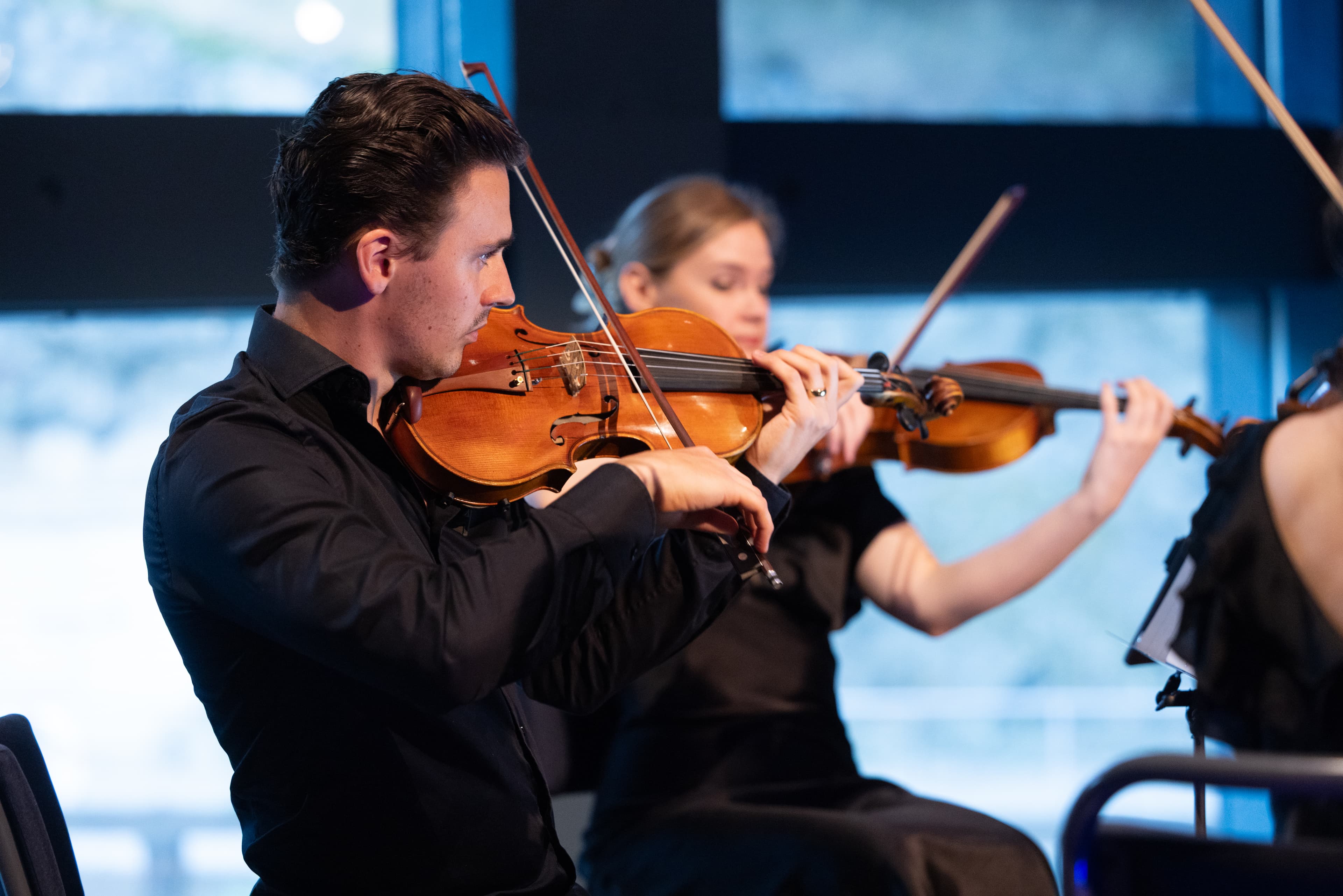 Två violinister från MARS QUARTET spelar