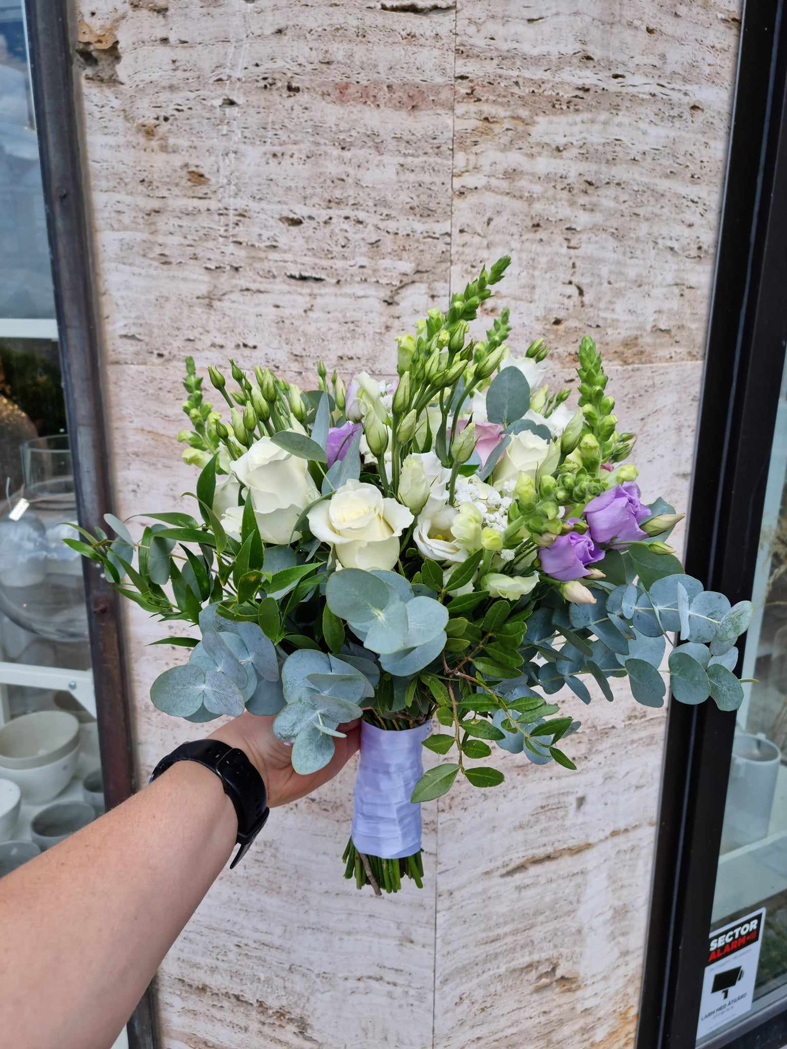 Brudbukett med vita rosor och eukalyptus från alex's blomsterhörna
